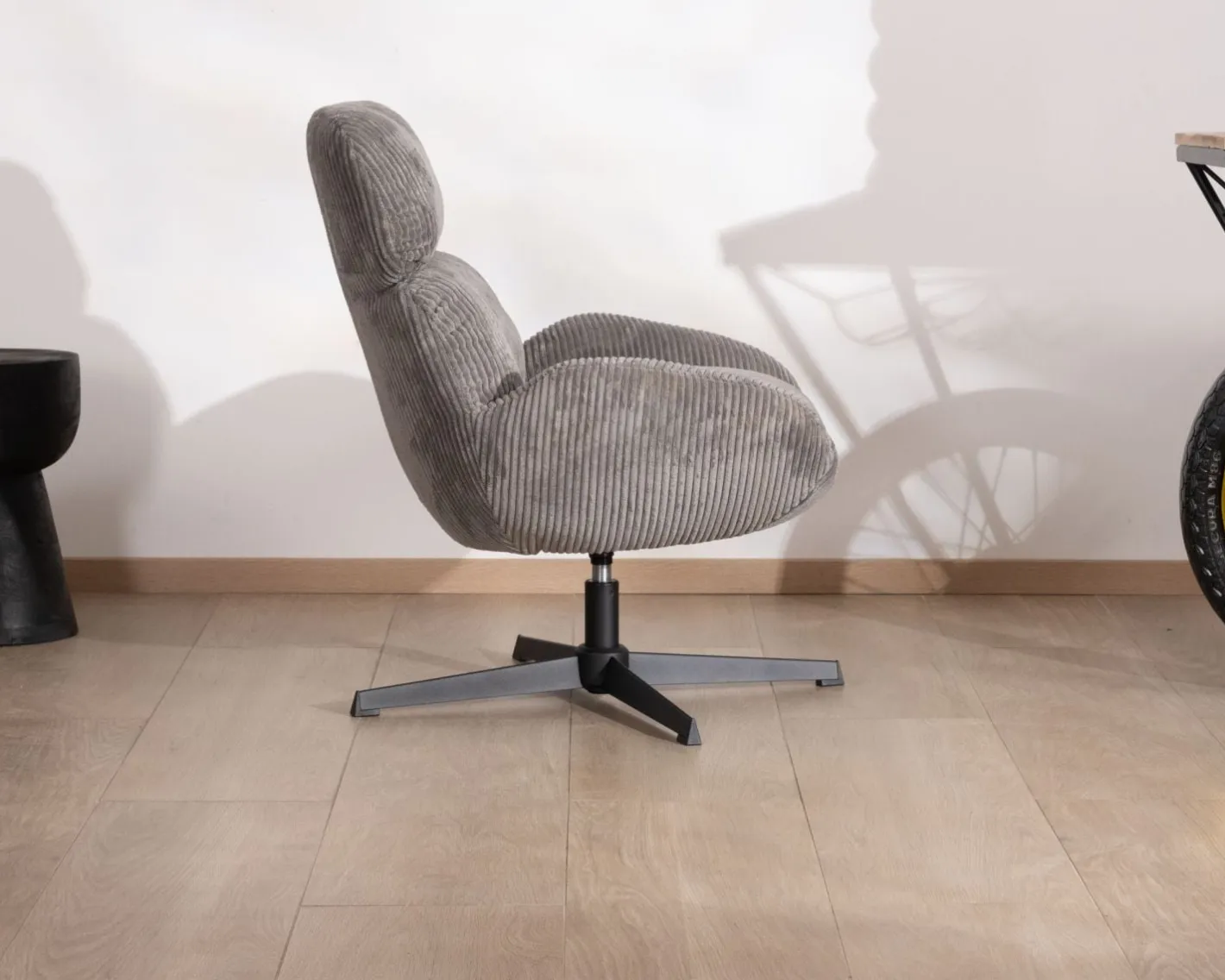 New Fauteuil rétro en tissu gris et pied pivotant en métal noir "Bissett" Fauteuil