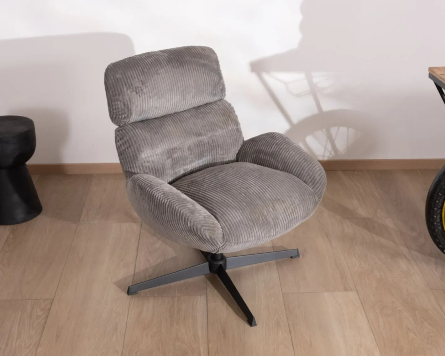 New Fauteuil rétro en tissu gris et pied pivotant en métal noir "Bissett" Fauteuil