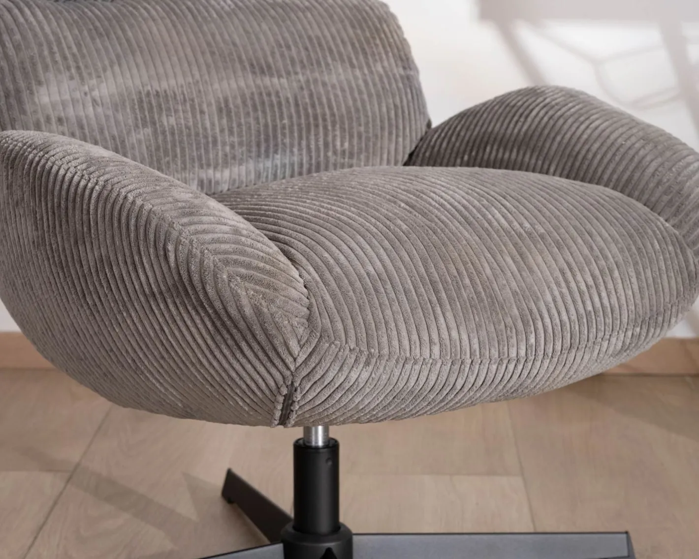 New Fauteuil rétro en tissu gris et pied pivotant en métal noir "Bissett" Fauteuil