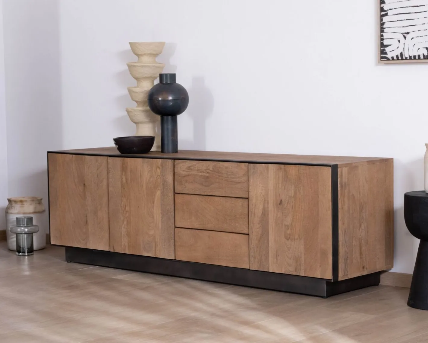 Outlet Grand banc TV 180 cm en manguier style épuré "Santo" avec portes et tiroirs Meuble Télé