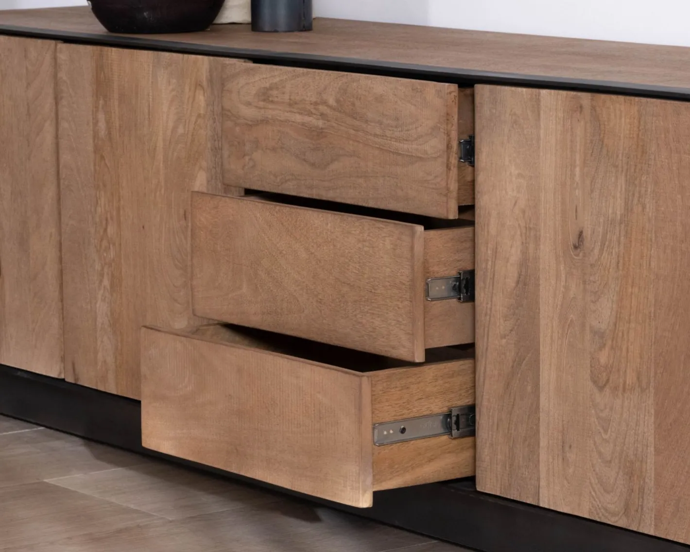 Outlet Grand banc TV 180 cm en manguier style épuré "Santo" avec portes et tiroirs Meuble Télé