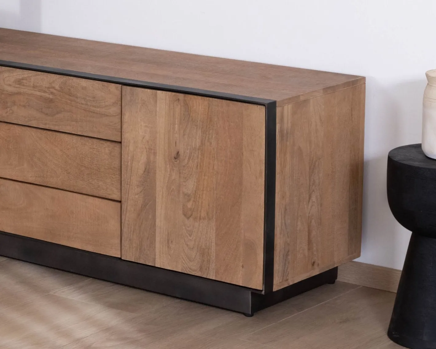Outlet Grand banc TV 180 cm en manguier style épuré "Santo" avec portes et tiroirs Meuble Télé