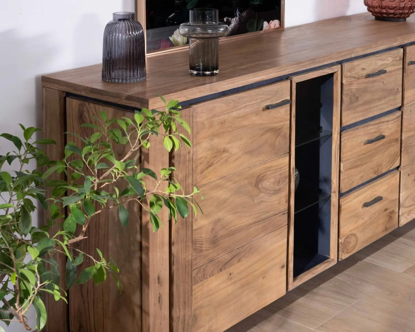 Clearance Grand buffet 215 cm acacia massif avec relief noirs, tiroirs et niche avec étagères vitrées "Fantaisie" Buffet Et Bahut