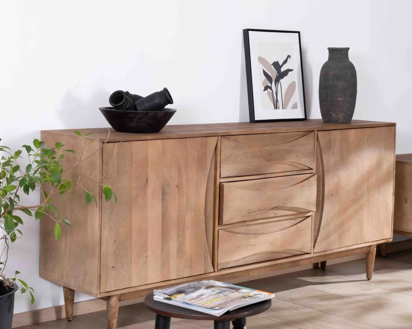 Clearance Grand buffet contemporain en manguier avec portes et tiroirs poignées encastrées "Cabure" Buffet Et Bahut