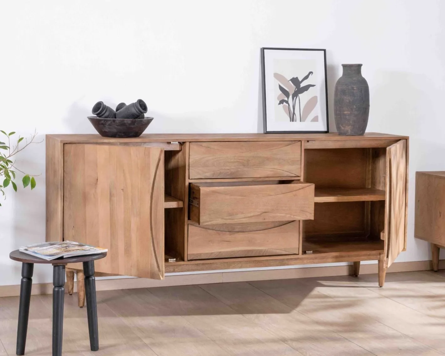 Clearance Grand buffet contemporain en manguier avec portes et tiroirs poignées encastrées "Cabure" Buffet Et Bahut