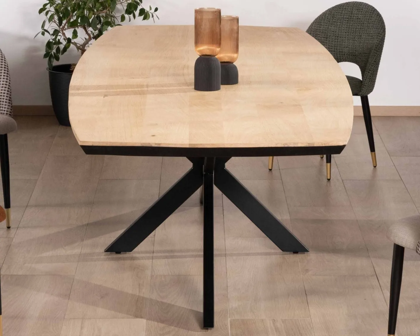 Grande table de repas 300cm manguier massif finition sablée bords biseautés noirs et pieds étoile "Pise" Table À Manger Rectangulaire