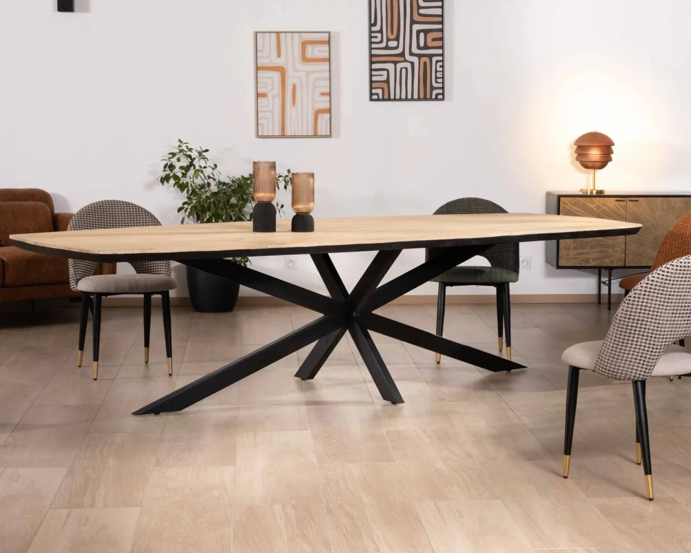 Grande table de repas 300cm manguier massif finition sablée bords biseautés noirs et pieds étoile "Pise" Table À Manger Rectangulaire