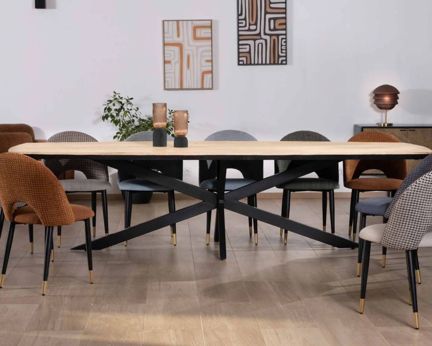 Grande table de repas 300cm manguier massif finition sablée bords biseautés noirs et pieds étoile "Pise" Table À Manger Rectangulaire