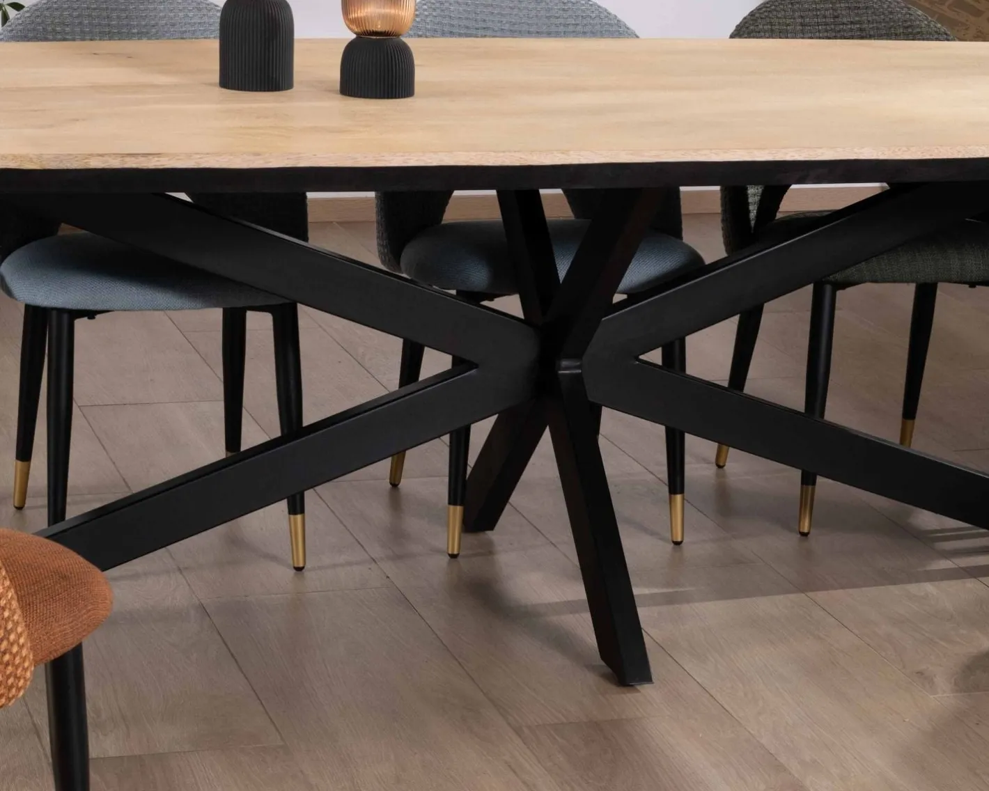 Grande table de repas 300cm manguier massif finition sablée bords biseautés noirs et pieds étoile "Pise" Table À Manger Rectangulaire