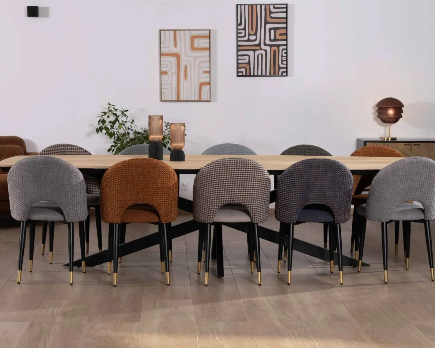 Grande table de repas 300cm manguier massif finition sablée bords biseautés noirs et pieds étoile "Pise" Table À Manger Rectangulaire