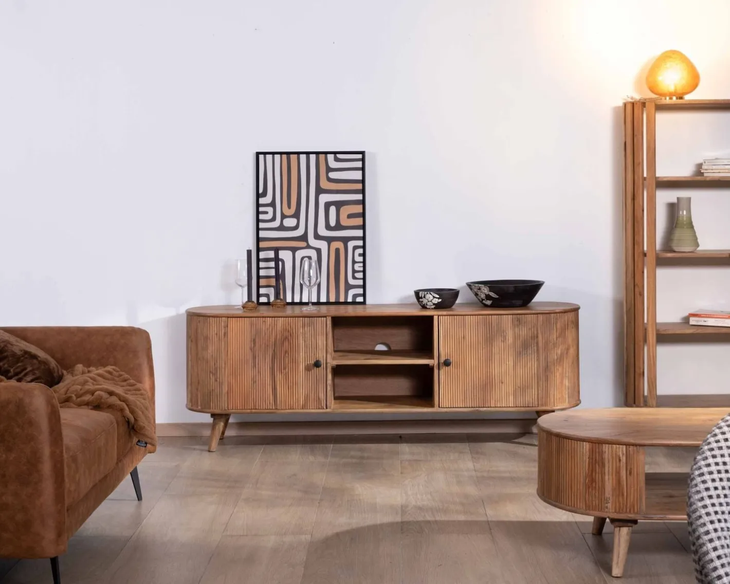 Grand meuble TV 175cm design arrondi vintage acacia massif "Boomer" 2 portes et 2 niches Meuble Télé