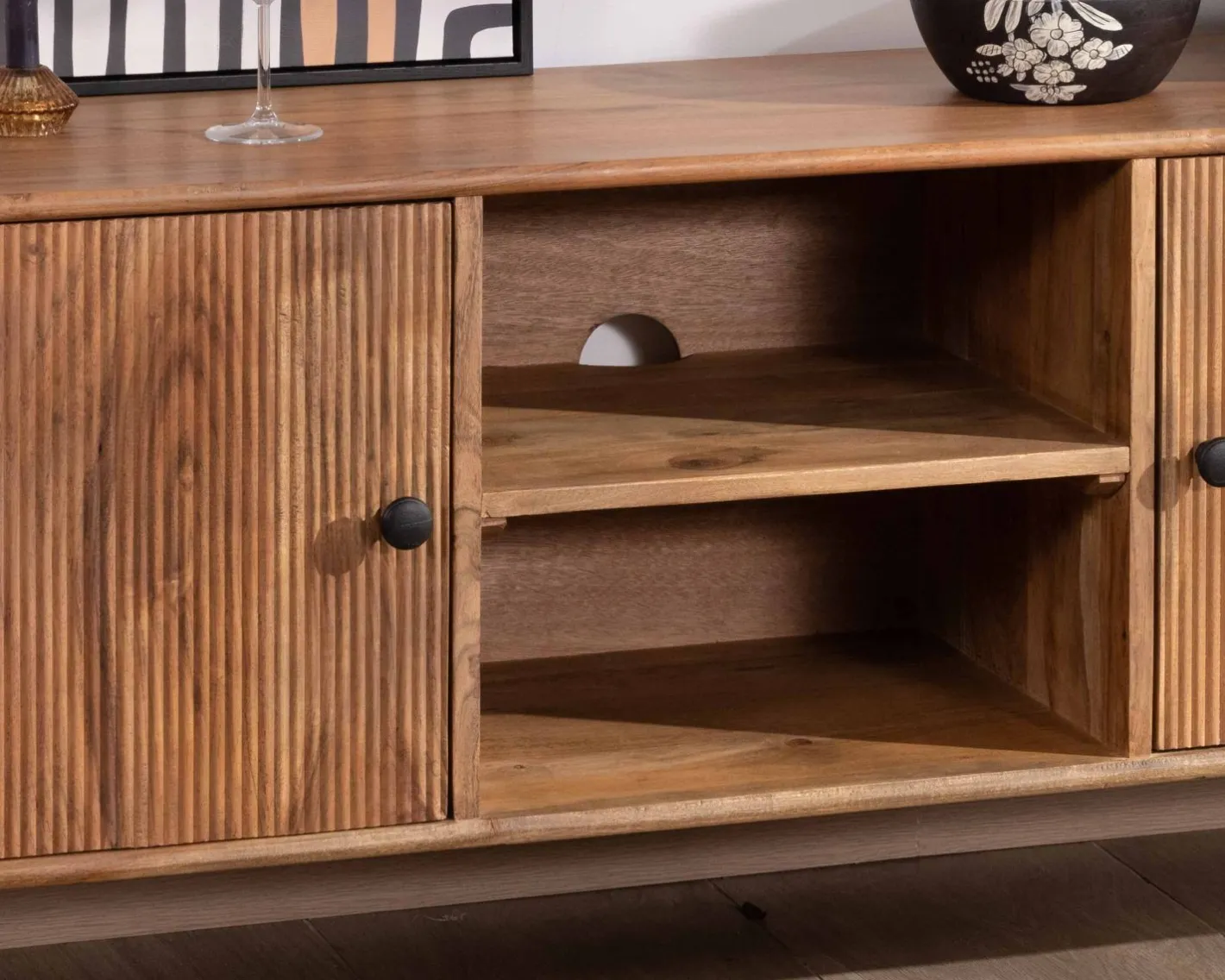 Grand meuble TV 175cm design arrondi vintage acacia massif "Boomer" 2 portes et 2 niches Meuble Télé