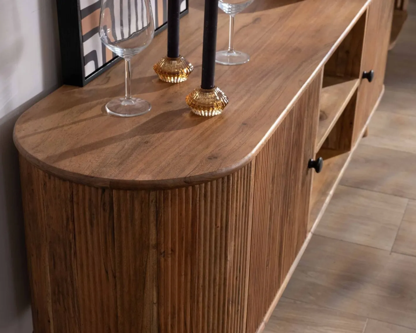 Grand meuble TV 175cm design arrondi vintage acacia massif "Boomer" 2 portes et 2 niches Meuble Télé