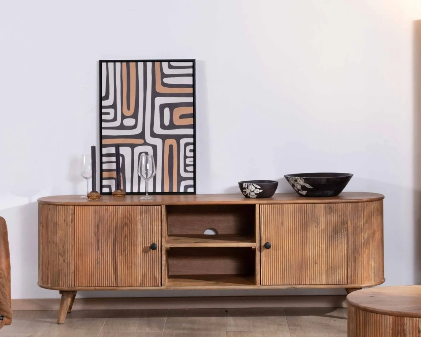 Grand meuble TV 175cm design arrondi vintage acacia massif "Boomer" 2 portes et 2 niches Meuble Télé