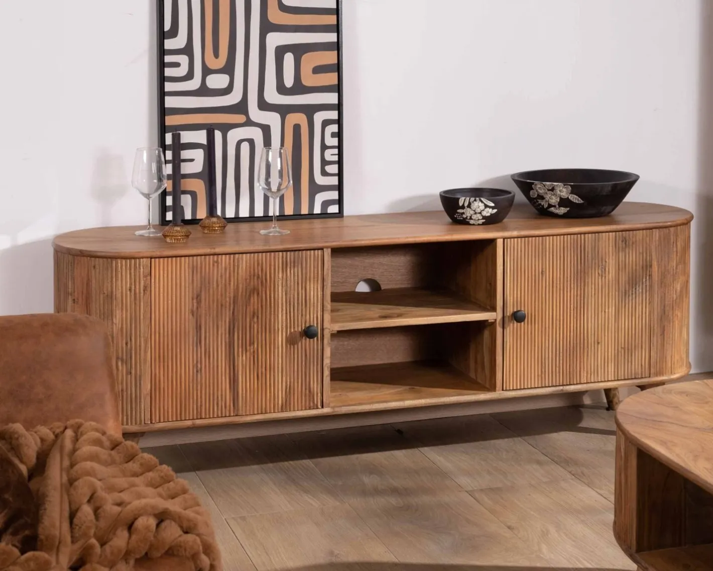 Grand meuble TV 175cm design arrondi vintage acacia massif "Boomer" 2 portes et 2 niches Meuble Télé