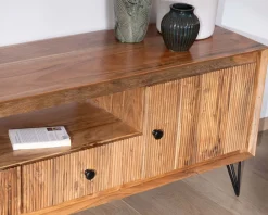 Grand meuble TV 195 cm en acacia façades gaufrées et pieds métal "Wendy" Meuble Télé