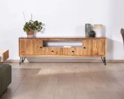 Grand meuble TV 195 cm en acacia façades gaufrées et pieds métal "Wendy" Meuble Télé