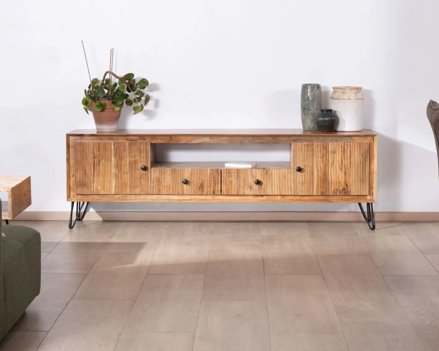 Grand meuble TV 195 cm en acacia façades gaufrées et pieds métal "Wendy" Meuble Télé