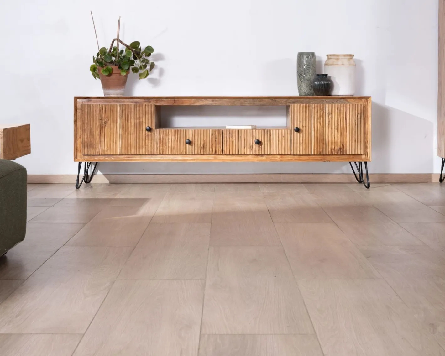 Grand meuble TV 195 cm en acacia façades gaufrées et pieds métal "Wendy" Meuble Télé