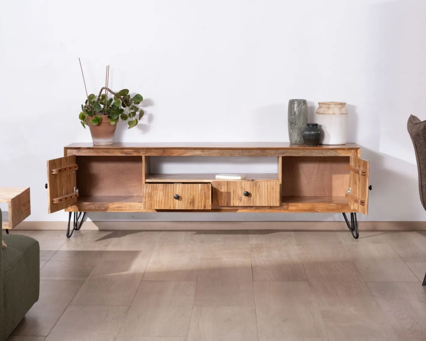 Grand meuble TV 195 cm en acacia façades gaufrées et pieds métal "Wendy" Meuble Télé