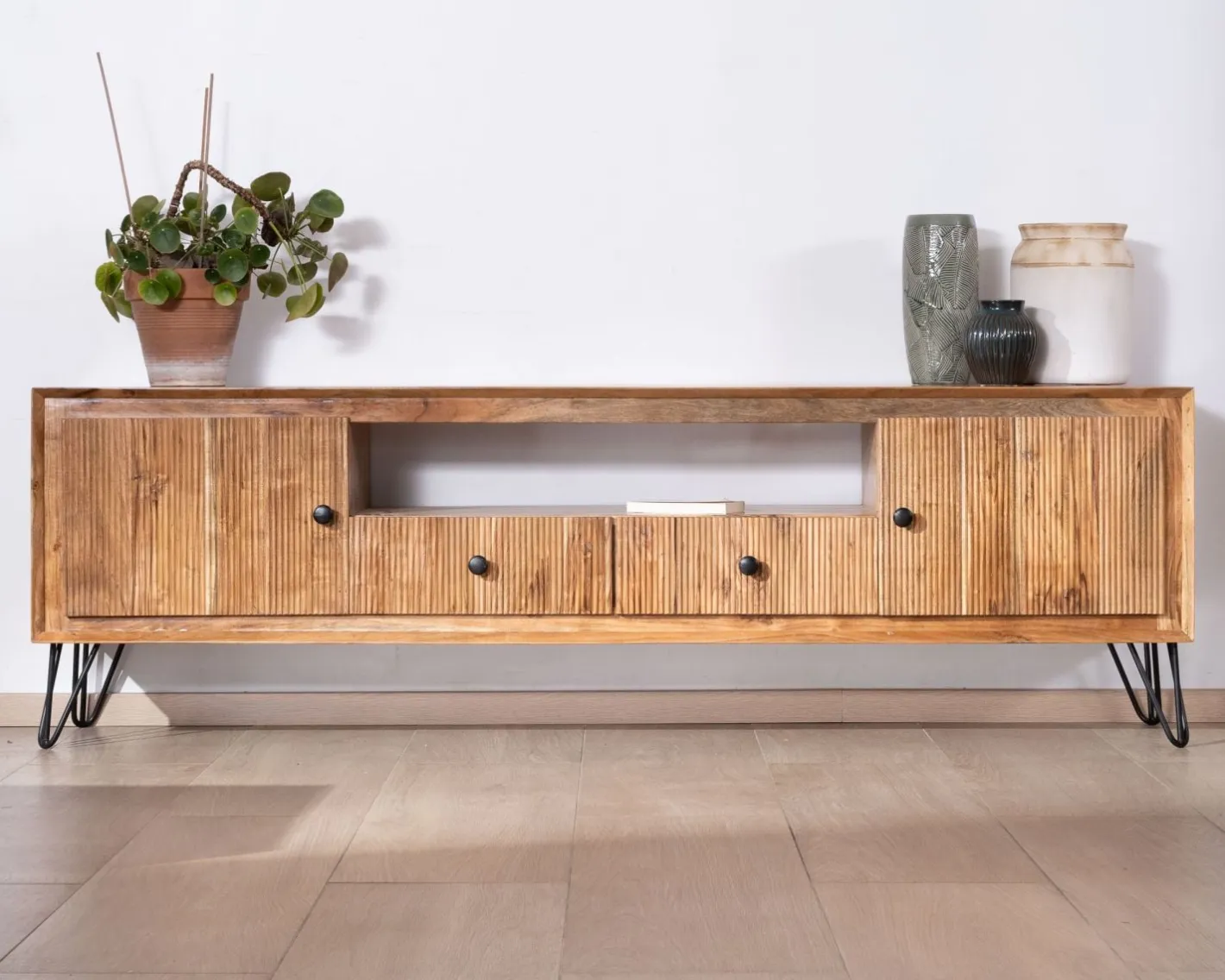 Grand meuble TV 195 cm en acacia façades gaufrées et pieds métal "Wendy" Meuble Télé