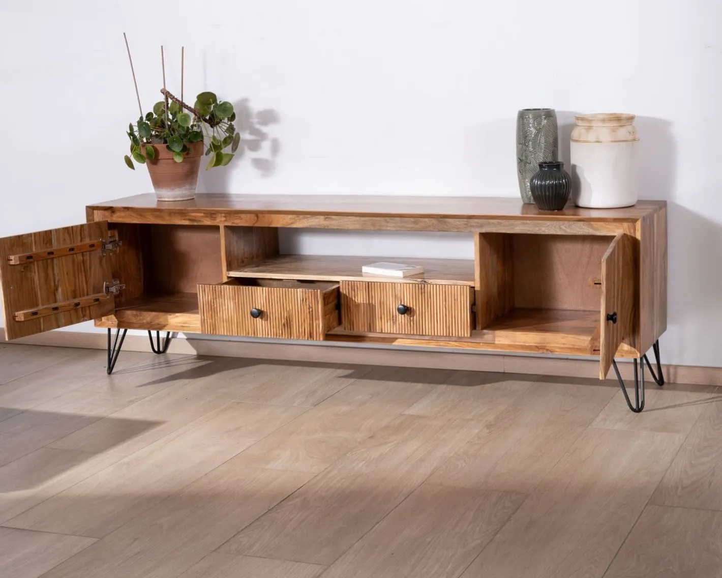 Grand meuble TV 195 cm en acacia façades gaufrées et pieds métal "Wendy" Meuble Télé