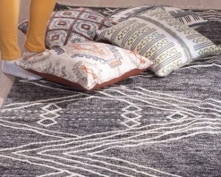 Best Grand tapis ethnique noir motifs brodés blancs