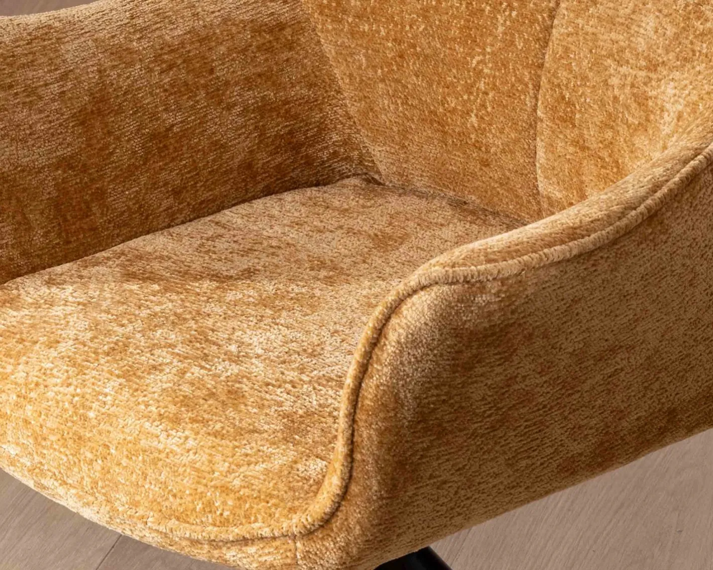 Clearance Lot de 2 chaises avec accoudoirs en tissu jaune et pied métal pivotant "Ewing" Chaise