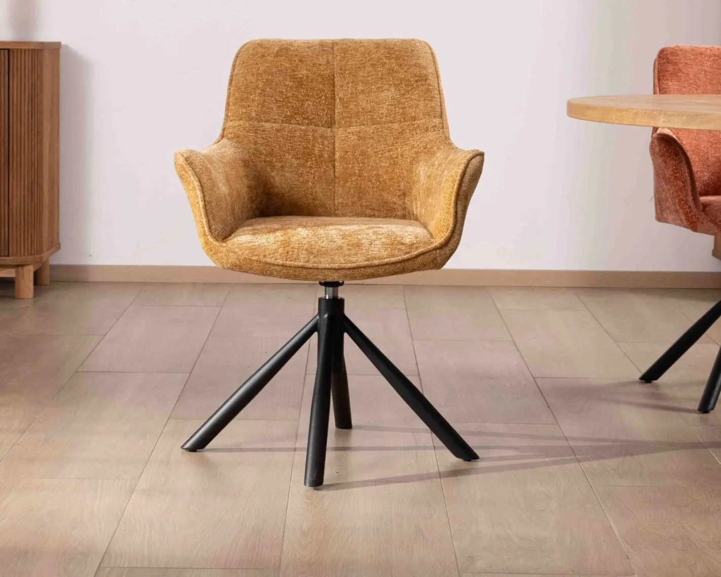 Clearance Lot de 2 chaises avec accoudoirs en tissu jaune et pied métal pivotant "Ewing" Chaise
