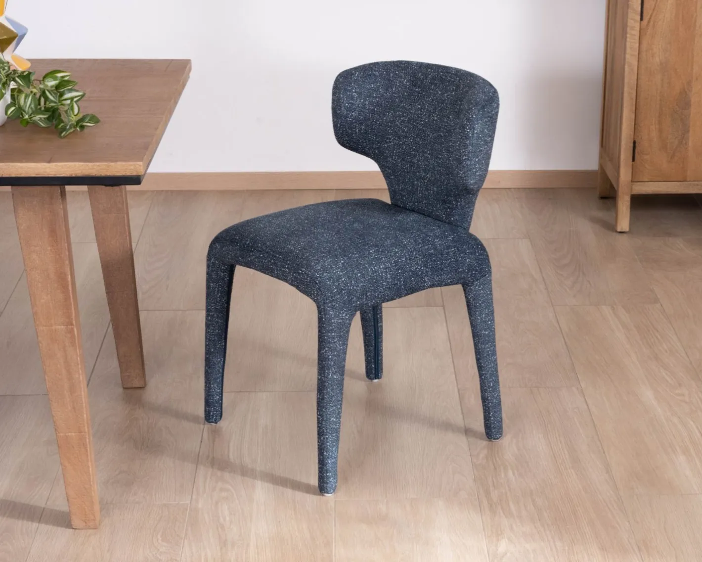 Sale Lot de 2 chaises de repas design sculptural en tissu bleu foncé "Milano" Chaise