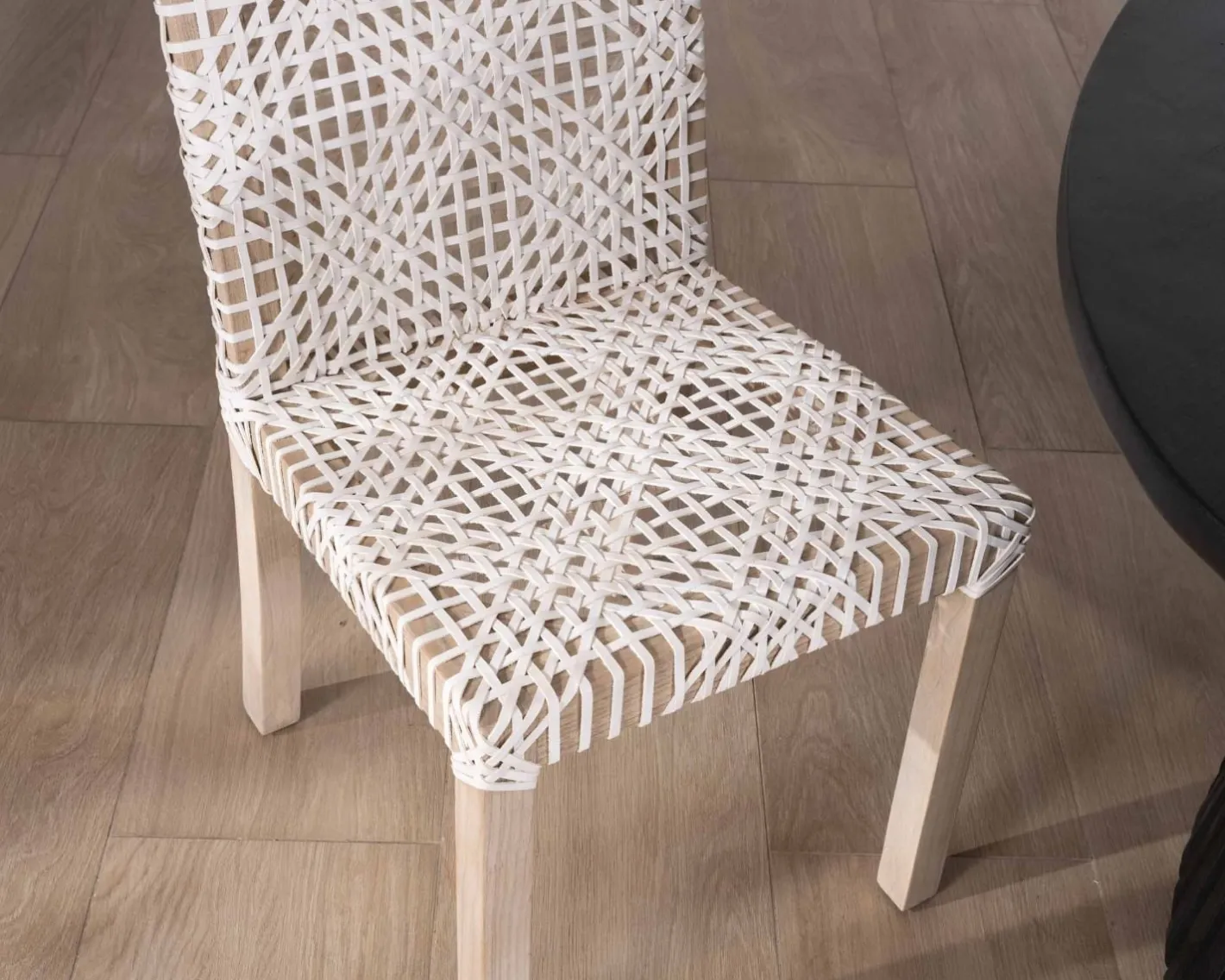Discount Lot de 2 chaises de repas en teck et cuir blanc tressé "Mambow" Chaise