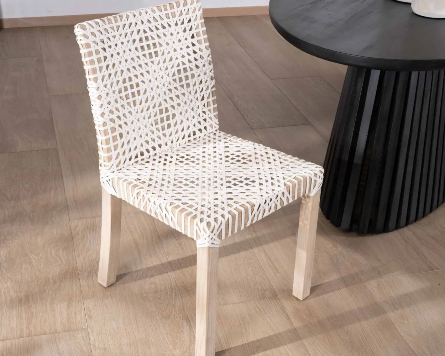 Discount Lot de 2 chaises de repas en teck et cuir blanc tressé "Mambow" Chaise