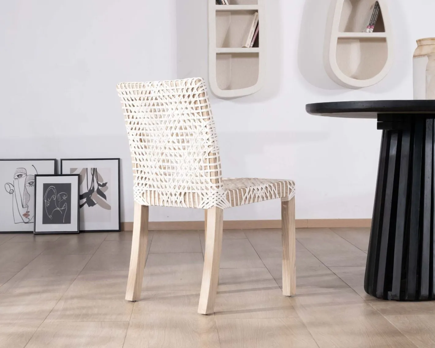 Discount Lot de 2 chaises de repas en teck et cuir blanc tressé "Mambow" Chaise