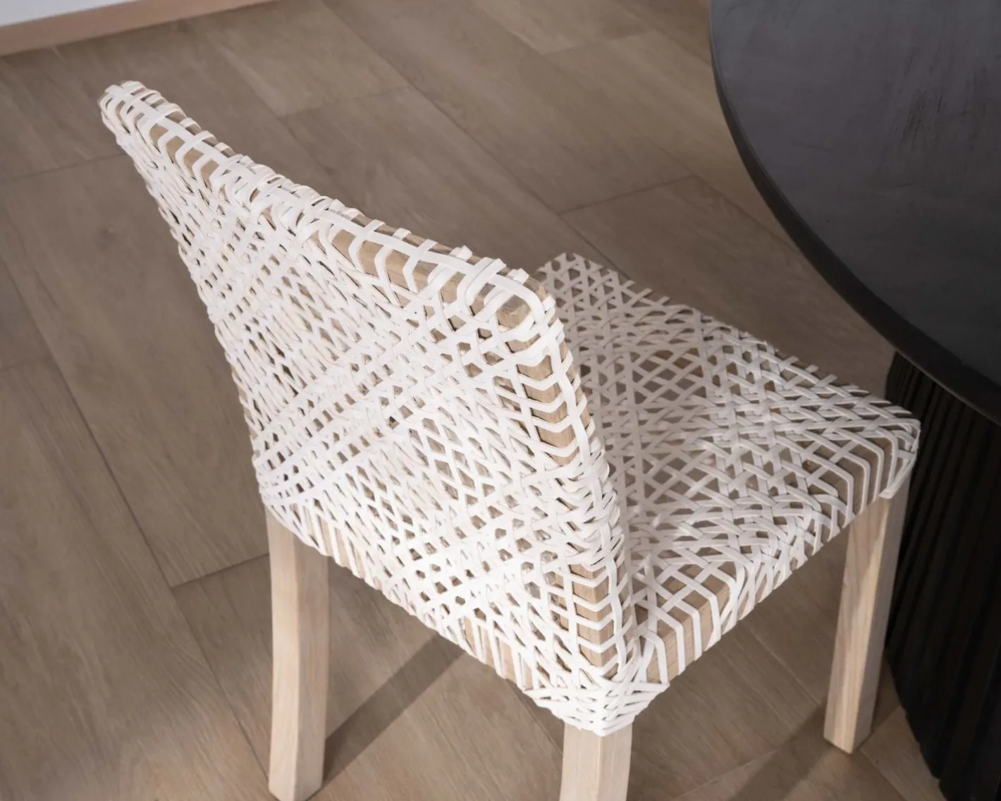 Discount Lot de 2 chaises de repas en teck et cuir blanc tressé "Mambow" Chaise