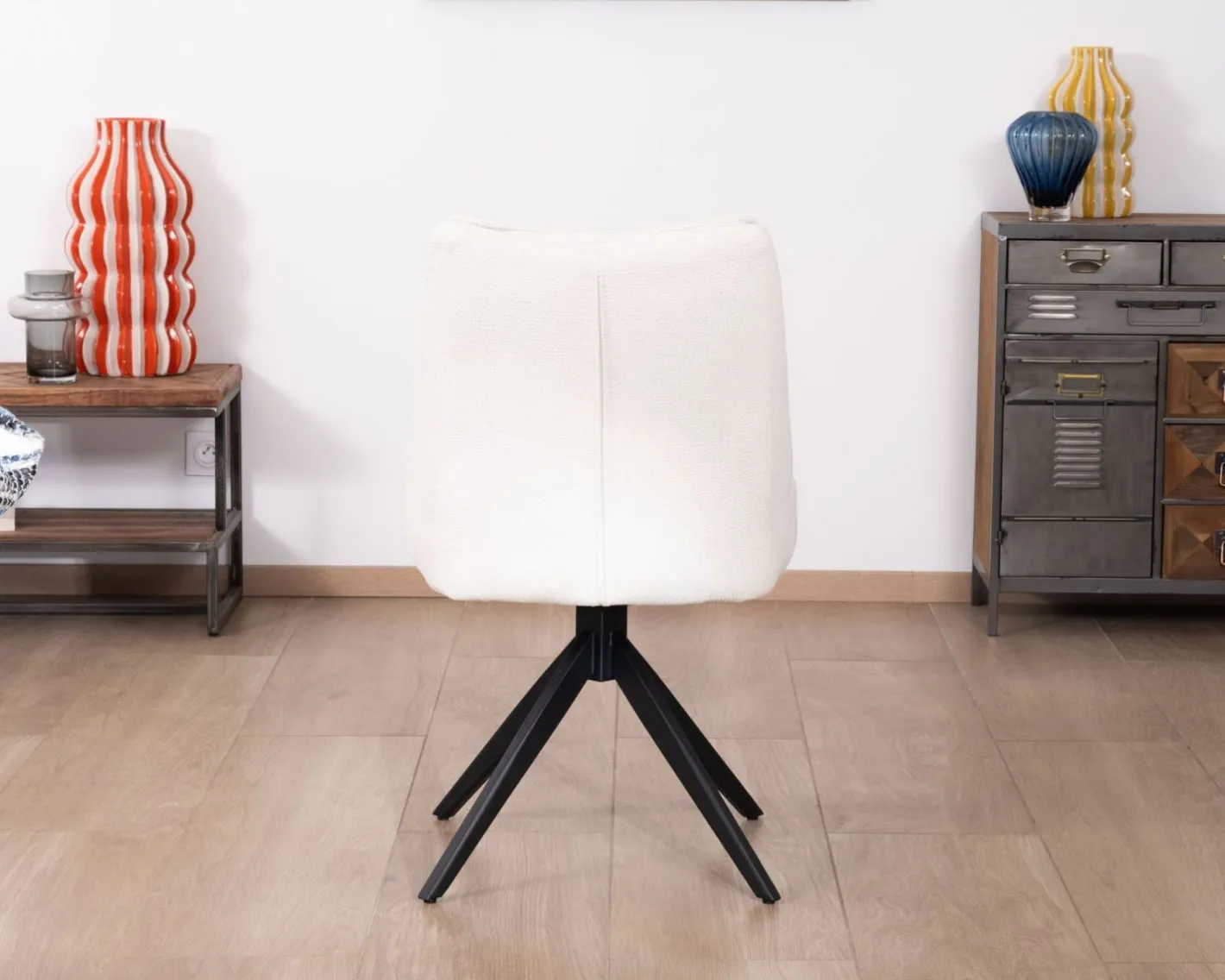Sale Lot de 2 chaises de repas en tissu blanc et pied pivotant en métal "Webber" Chaise