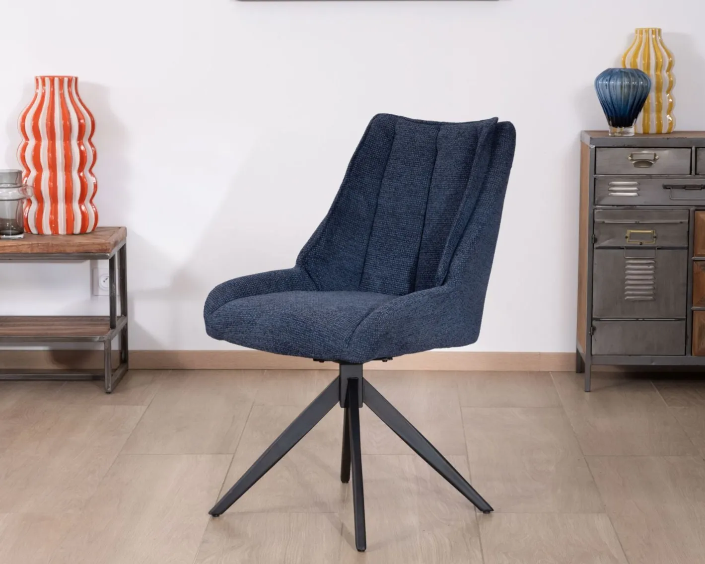 Sale Lot de 2 chaises de repas en tissu bleu nuit "Webber" assise design et pied 4 branches pivotant en métal Chaise
