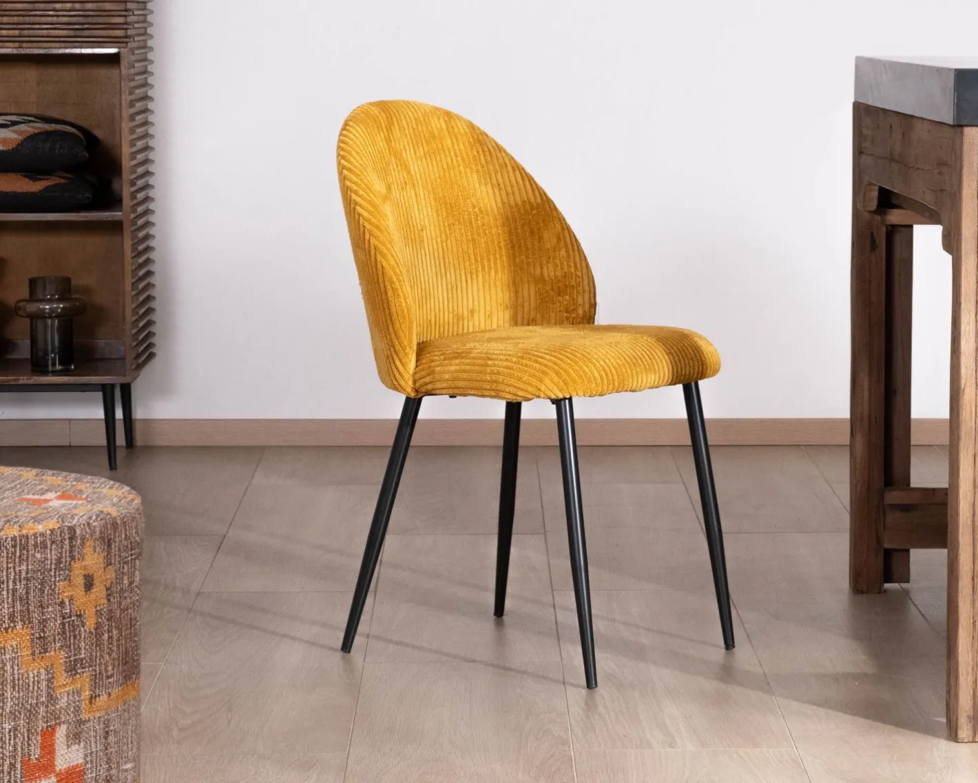 Clearance Lot de 4 chaises de repas en velours moutarde et pieds en métal noir "Bellot" esprit vintage Chaise