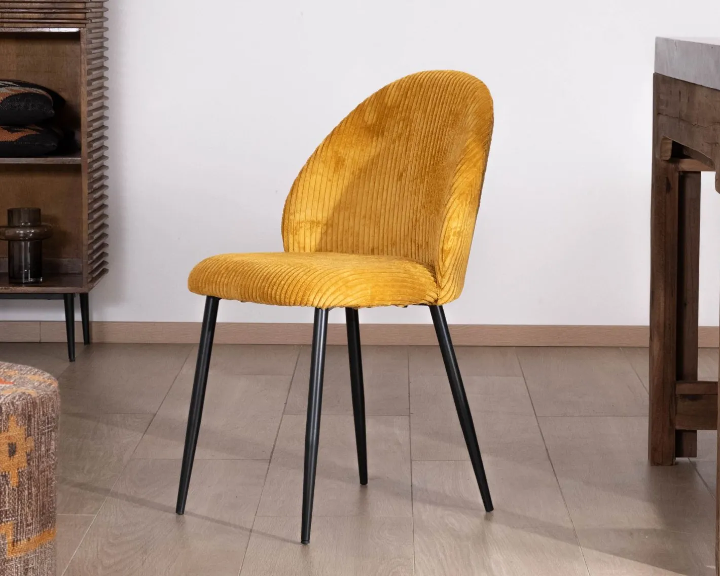 Clearance Lot de 4 chaises de repas en velours moutarde et pieds en métal noir "Bellot" esprit vintage Chaise