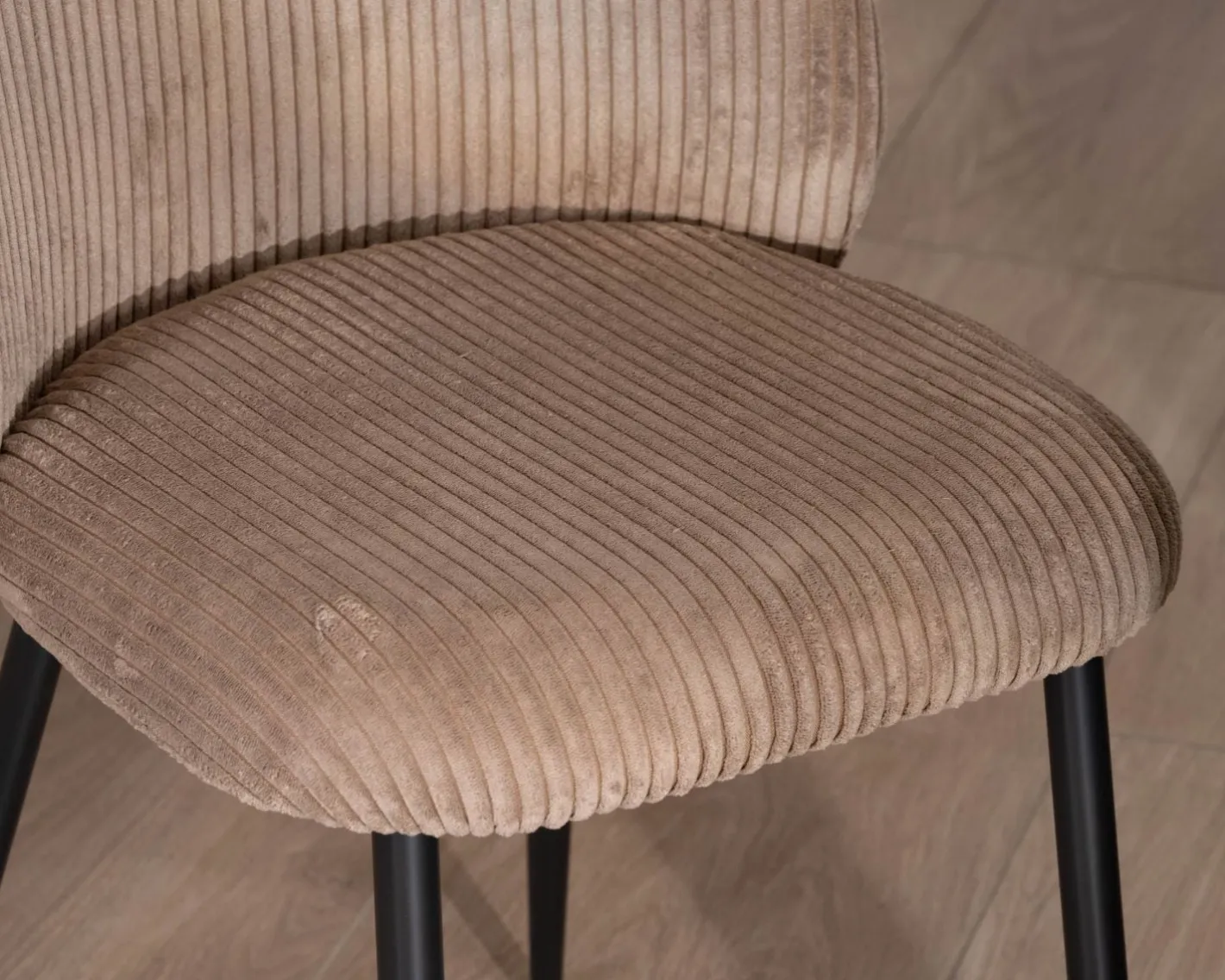 Lot de 4 chaises de repas en velours côtelé taupe esprit vintage "Bellot" Chaise