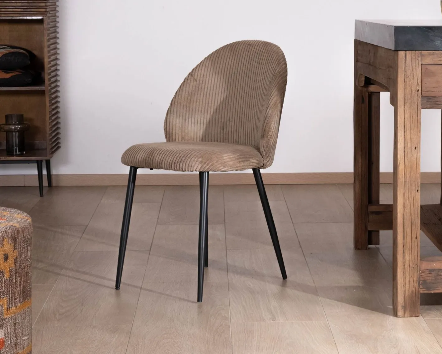 Lot de 4 chaises de repas en velours côtelé taupe esprit vintage "Bellot" Chaise
