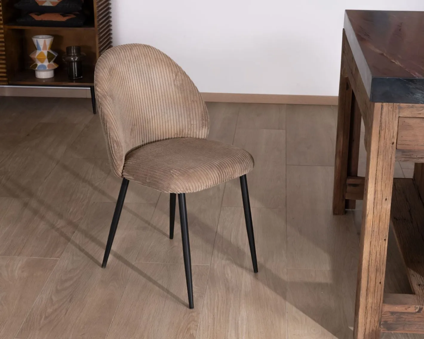 Lot de 4 chaises de repas en velours côtelé taupe esprit vintage "Bellot" Chaise