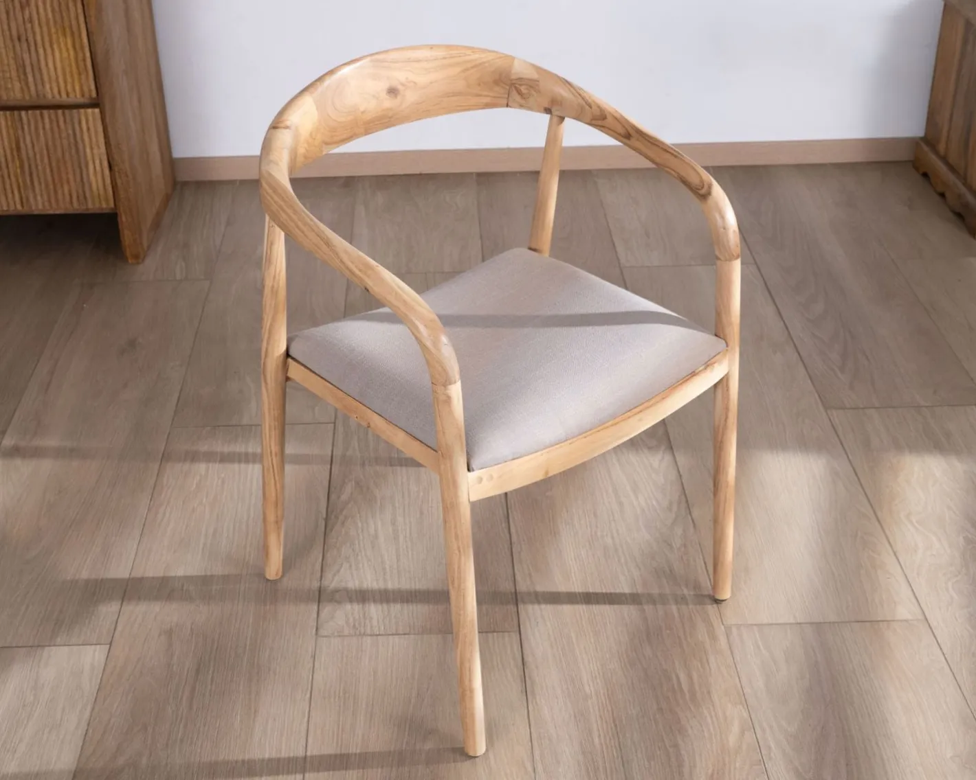 Lot de 2 chaises de repas épurées en acacia avec assise tissu beige "Vogue" Chaise
