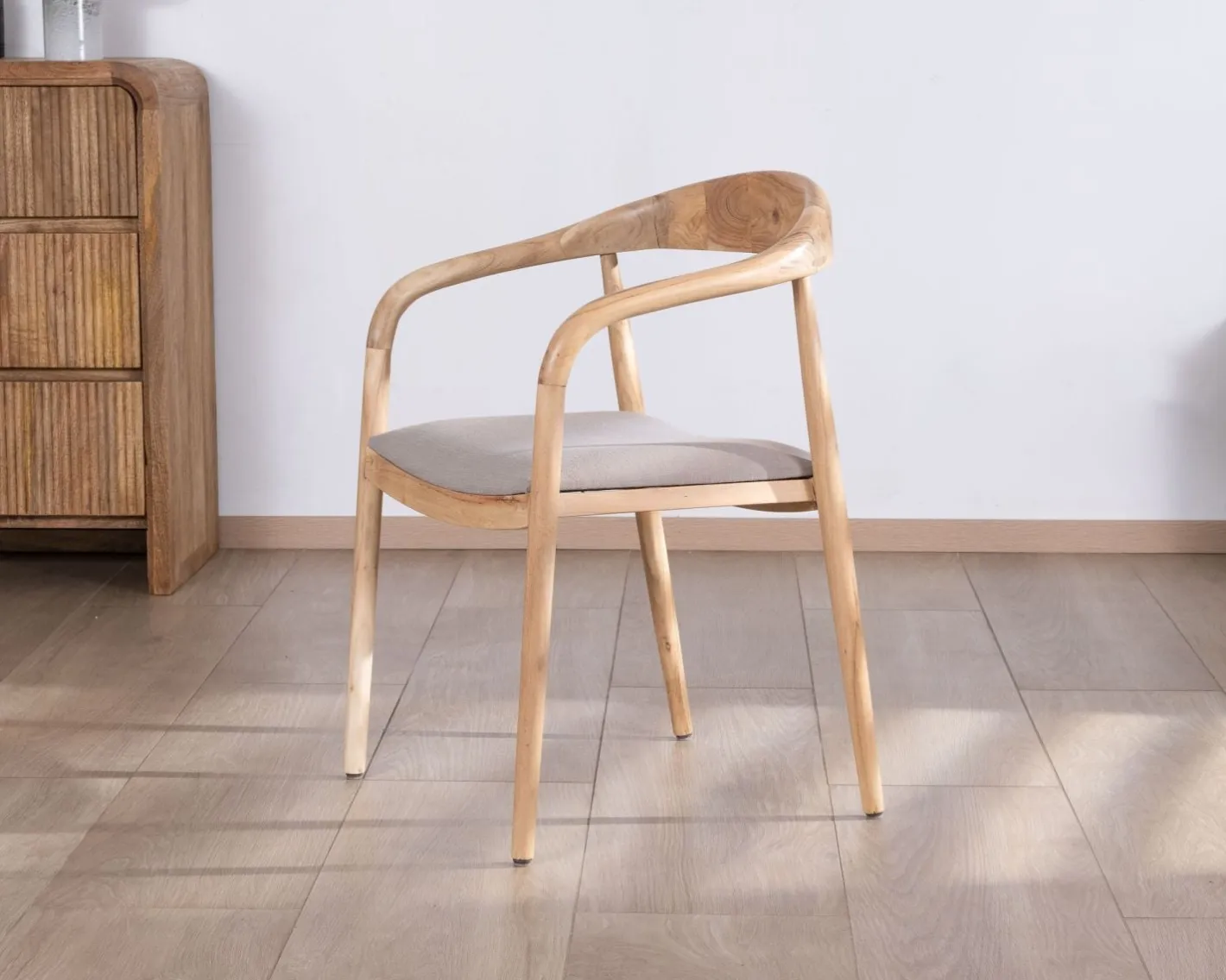 Lot de 2 chaises de repas épurées en acacia avec assise tissu beige "Vogue" Chaise