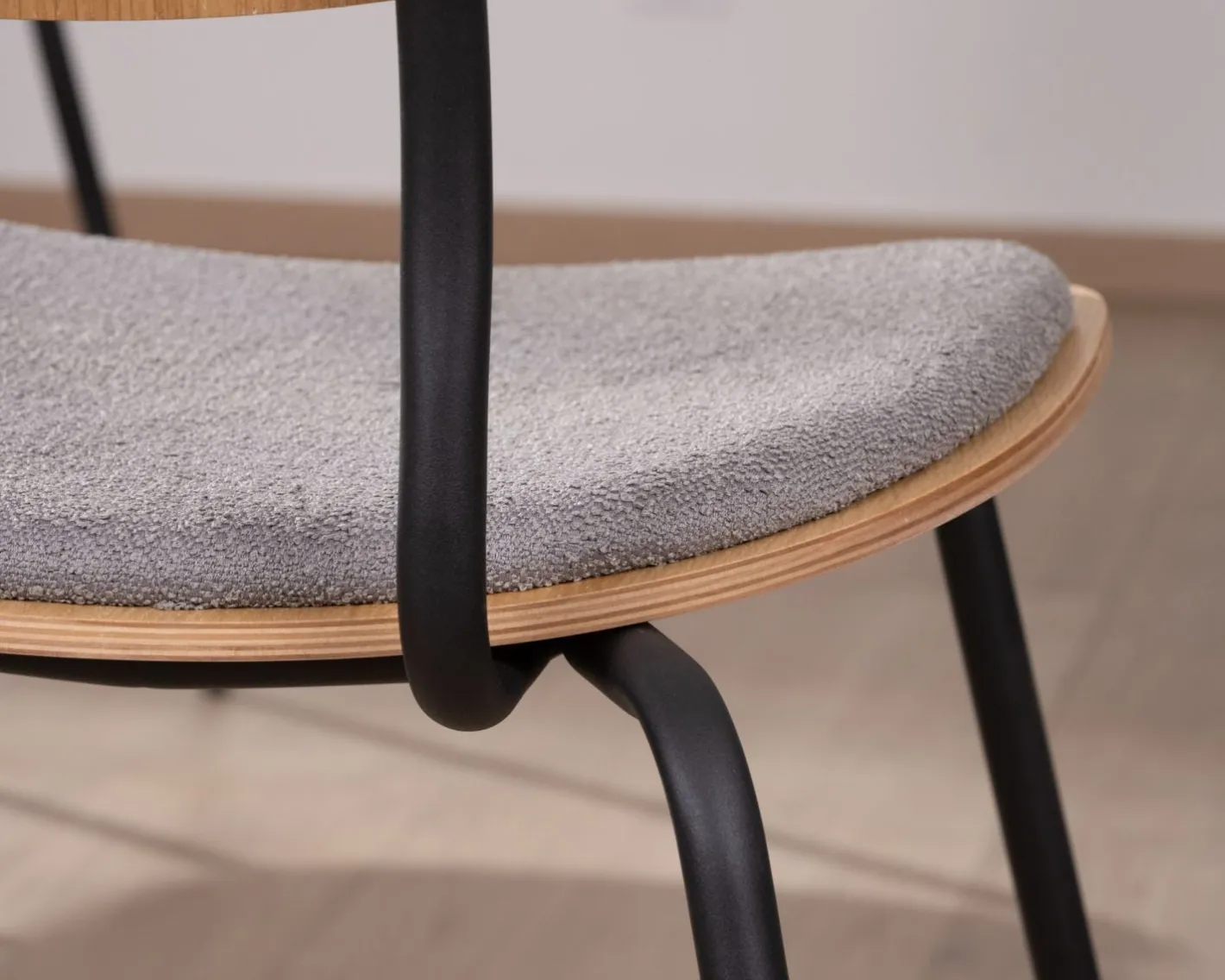 New Lot de 4 chaises de repas rétro assise bois et tissu gris "Lino" Chaise
