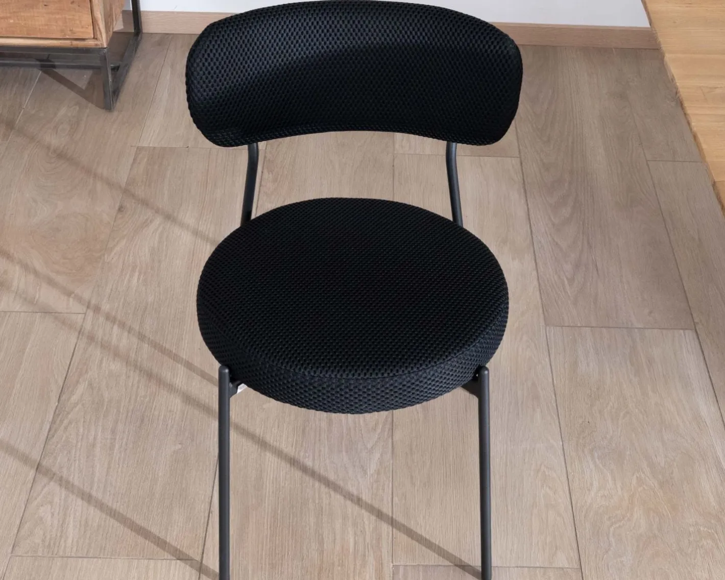 Lot de 2 chaises de repas style rétro en tissu noir et pieds métal "Lato" Chaise