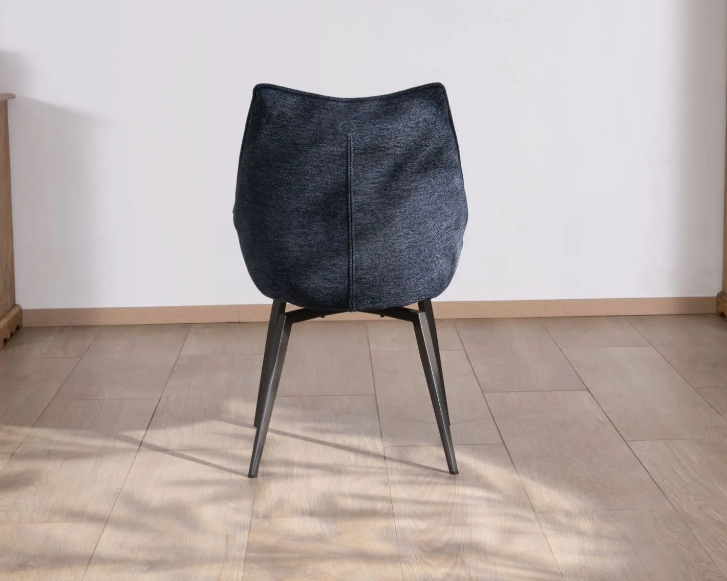 Outlet Lot de 2 chaises de repas style vintage en tissu bleu foncé et pieds métal design "Niko" Chaise