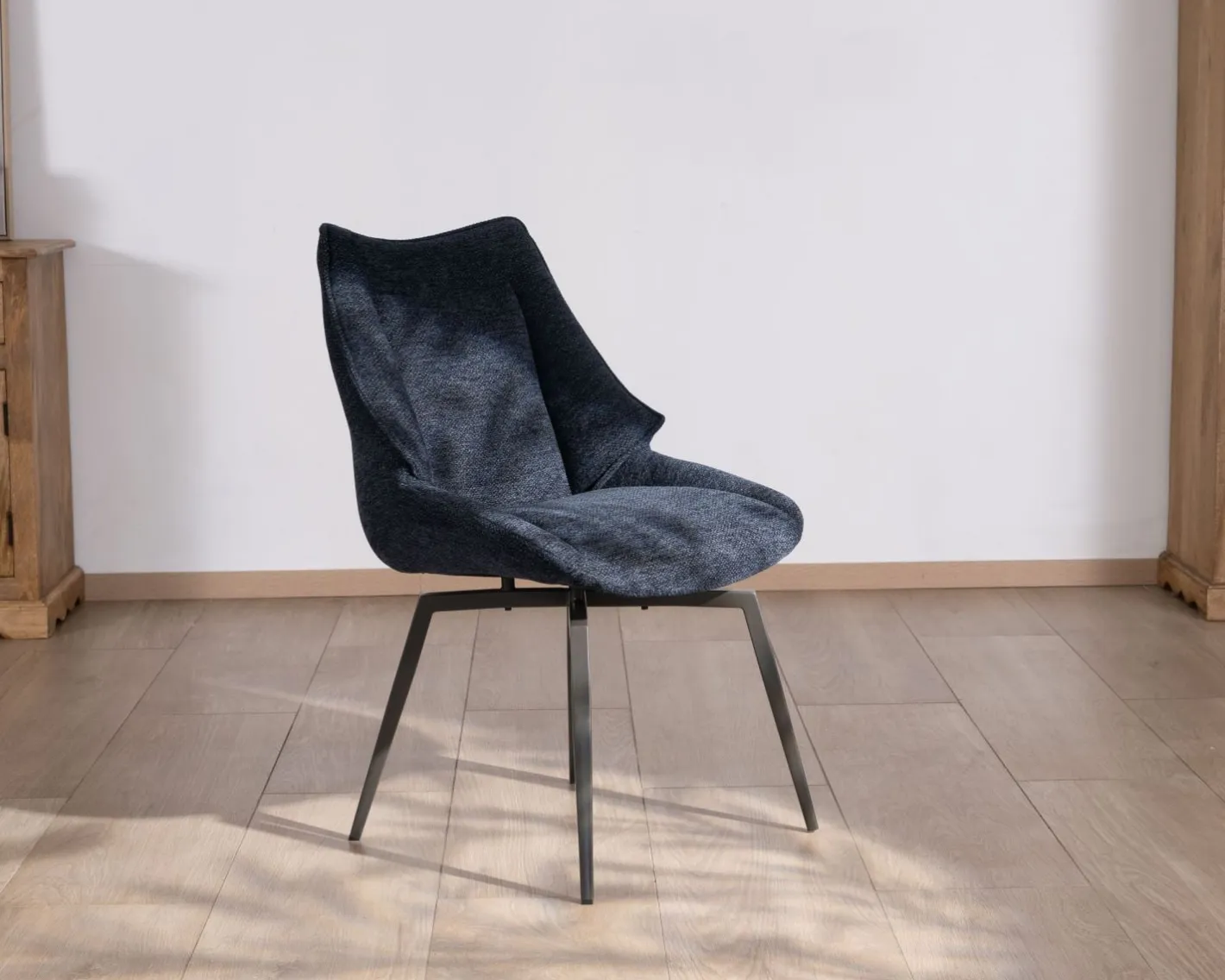 Outlet Lot de 2 chaises de repas style vintage en tissu bleu foncé et pieds métal design "Niko" Chaise