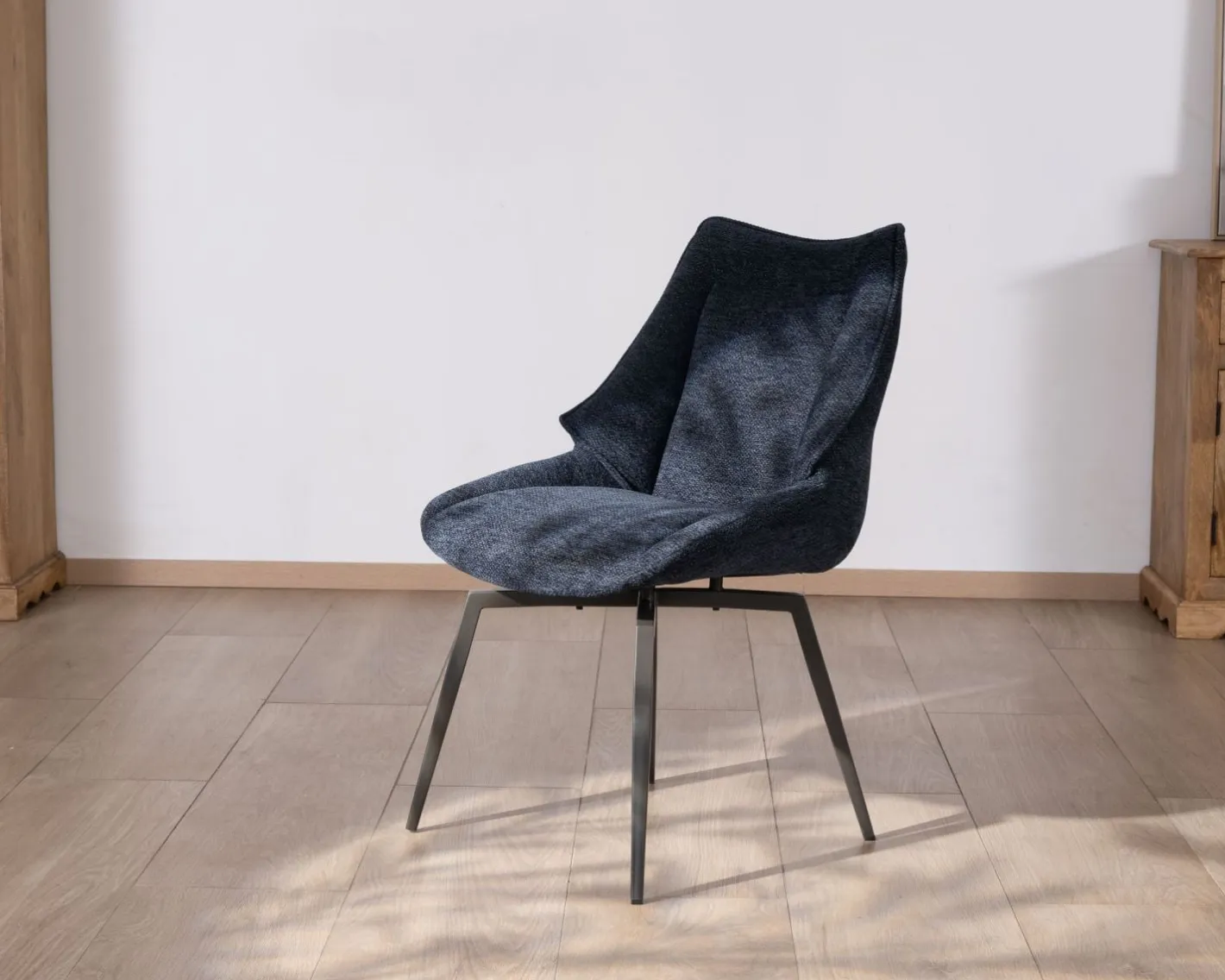 Outlet Lot de 2 chaises de repas style vintage en tissu bleu foncé et pieds métal design "Niko" Chaise