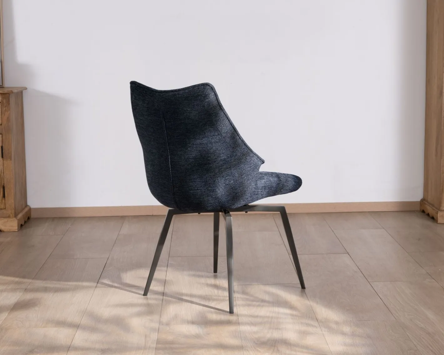 Outlet Lot de 2 chaises de repas style vintage en tissu bleu foncé et pieds métal design "Niko" Chaise