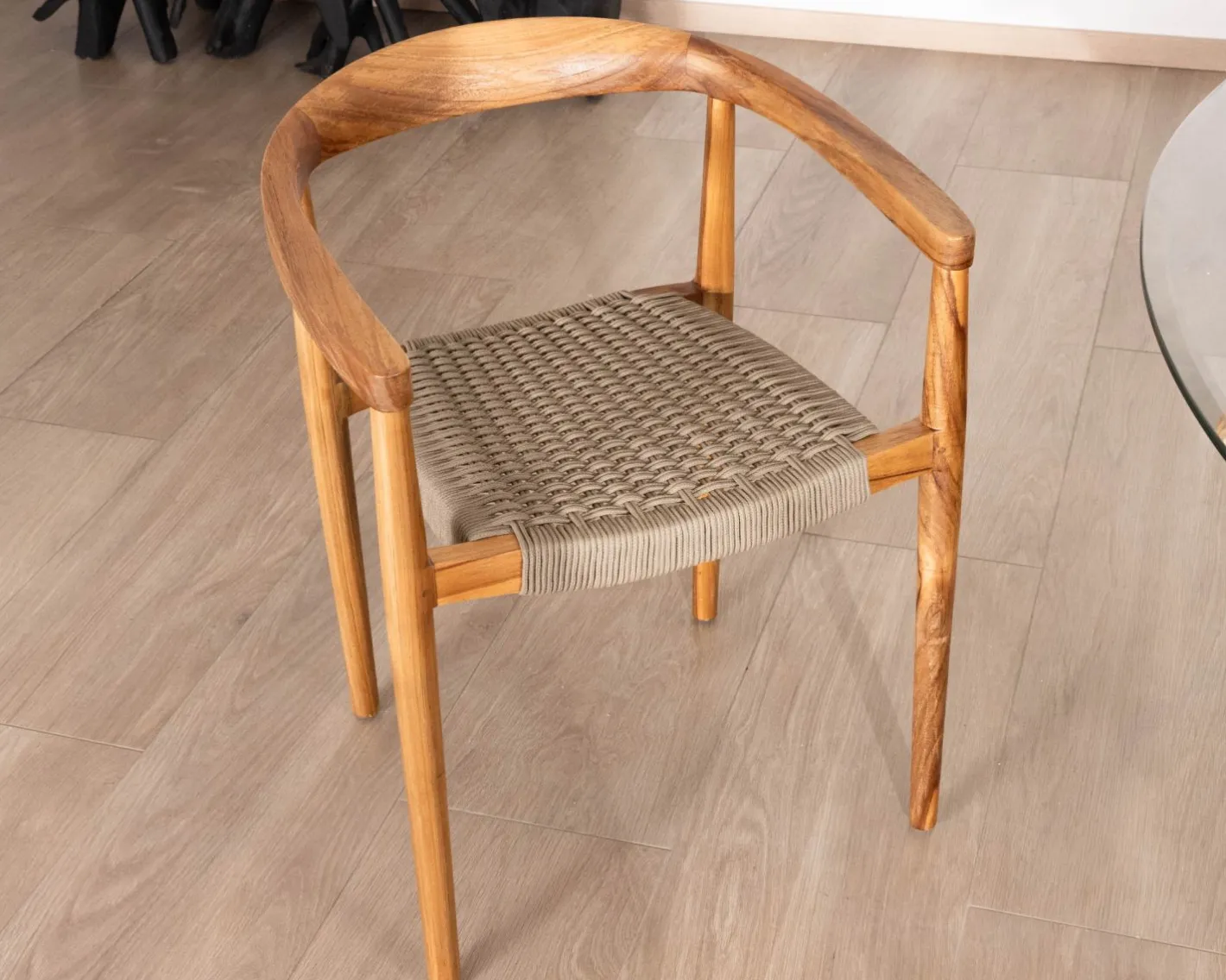 Sale Lot de 4 chaises en bois avec assise tressée taupe "Tiska" Chaise